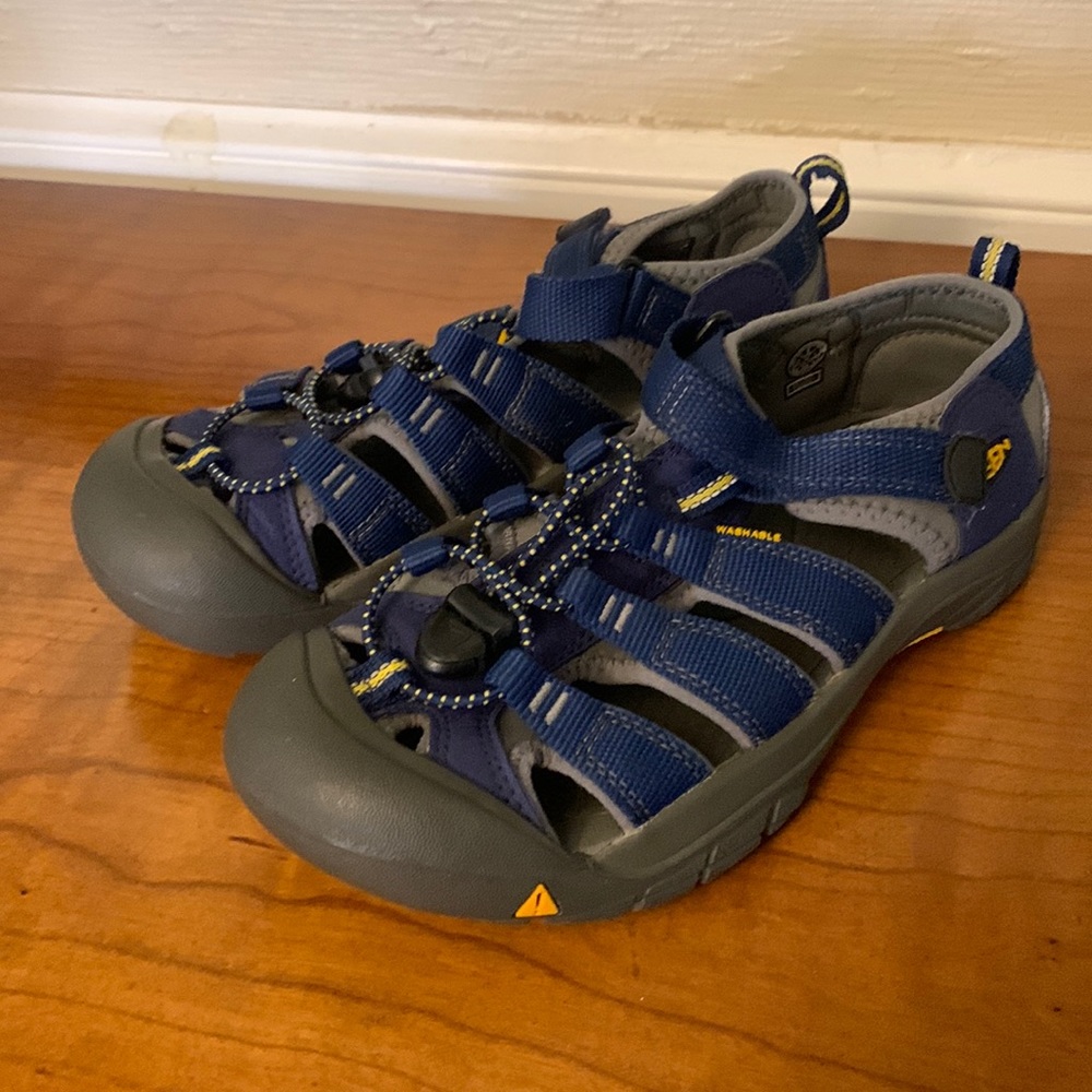 Kids KEEN Size 5 Newport H2 water shoe